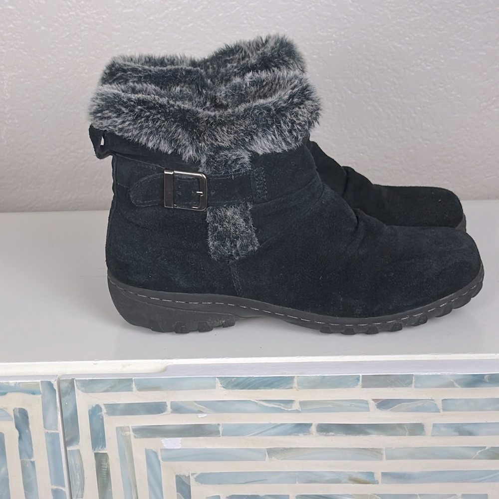 KHOMBU™️ Women's Size 8 'Lindsay' All-Weather Black Suede Boots